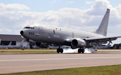 Setny samolot patrolowy Boeing P-8A Poseidon ląduje 14 maja w bazie w Jacksonville na Florydzie. Fot