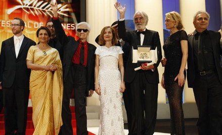 Michael Haneke (ze Złota Palmą) pozuje do zdjęć na zakończenie festiwalu. W białej sukni Isabelle Hu