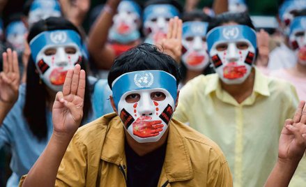 Nagle okazało się, że trzy palce wzniósł cały kraj. Na zdjęciu: protest przeciw juncie (oraz chiński