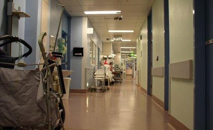 Szpitale zwalniają i obniżają pensje pracownikom. Szukają oszczędności, zanim sytuacja finansowa zmu