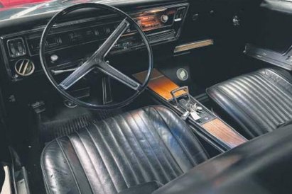 Wnętrza amerykańskich aut z lat 60. bywają przeładowane stylizacyjnie. Tu jest bardziej ascetycznie.