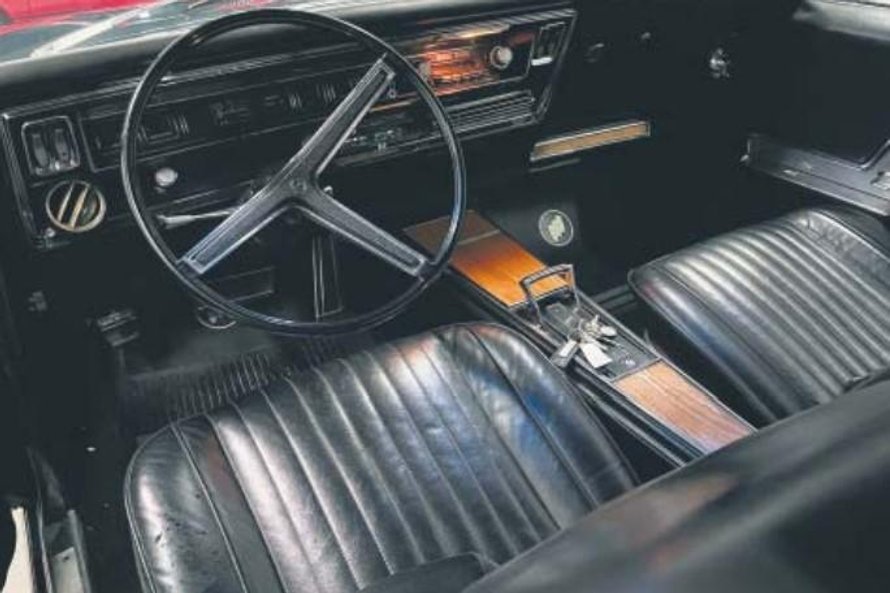 Wnętrza amerykańskich aut z lat 60. bywają przeładowane stylizacyjnie. Tu jest bardziej ascetycznie.