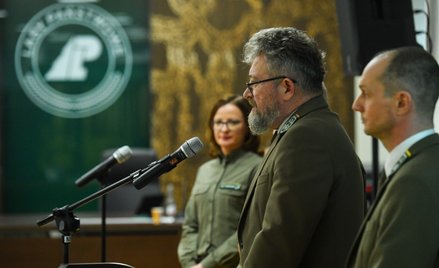 Dyrektor generalny Lasów Państwowych Witold Koss (2P) podczas konferencji prasowej kierownictwa LP w