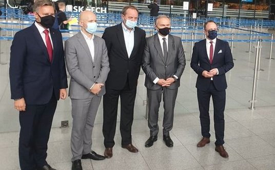 W konferencji wzięli udział (od lewej): Tomasz Kloskowski, prezes Portu Lotniczego Gdańsk, Alan Alek