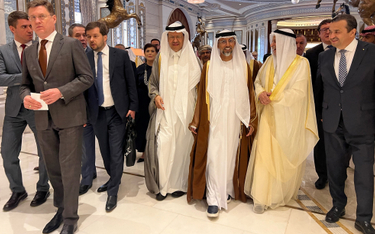 Delegacje Rosji, Arabii Saudyjskiej i Zjednoczonych Emiratów Arabskich po zakończeniu spotkania OPEC