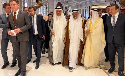 Delegacje Rosji, Arabii Saudyjskiej i Zjednoczonych Emiratów Arabskich po zakończeniu spotkania OPEC