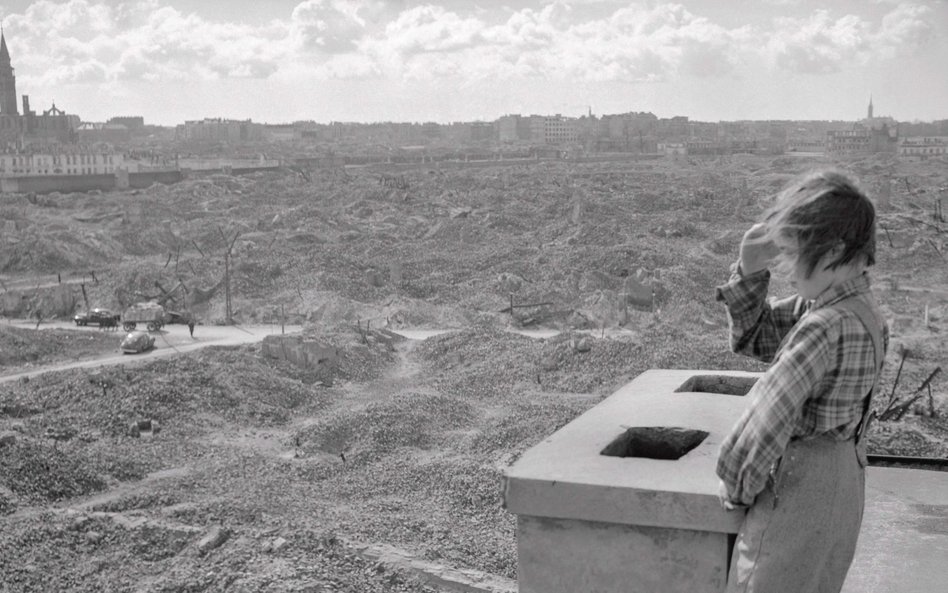 We wrześniu 1939 roku Regina wraz z młodszą koleżanką Halinką Rochman zgłosiła się do dyżurów w szko