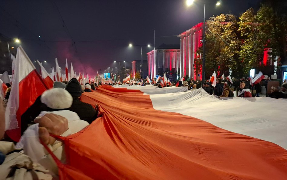 Według warszawskiego ratusza w tegorocznym Marszu Niepodległości wzięlo udział ok. 90 tys. osób. Wed