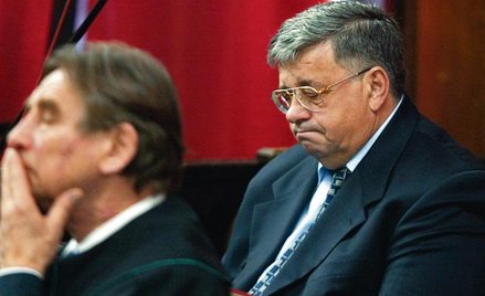 Lew Rywin podczas rozprawy ws. płatnej protekcji w 2003 r.