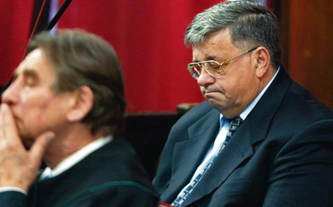 Lew Rywin podczas rozprawy ws. płatnej protekcji w 2003 r.