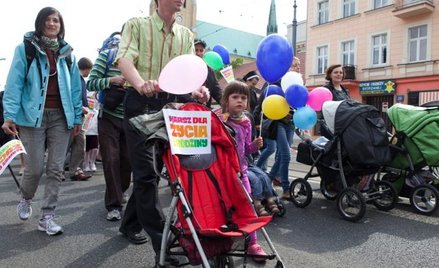 W obliczu kryzysu demograficznego państwo powinno więcej pomagać dużym rodzinom