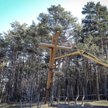 Ciężki sprzęt w Kuropatach usuwa krzyże (foto. www.svaboda.org)