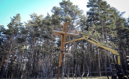 Ciężki sprzęt w Kuropatach usuwa krzyże (foto. www.svaboda.org)
