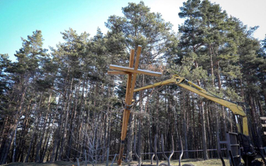 Ciężki sprzęt w Kuropatach usuwa krzyże (foto. www.svaboda.org)