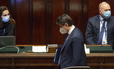 Premier Włoch Giuseppe Conte (w środku) walczy o koronaobligacje, ale Niemcy taki scenariusz odrzuci