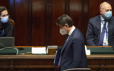 Premier Włoch Giuseppe Conte (w środku) walczy o koronaobligacje, ale Niemcy taki scenariusz odrzuci