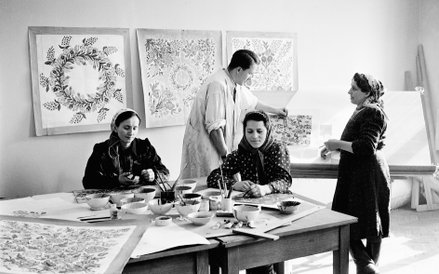 Kurs malowania w Instytucie Wzornictwa Przemysłowego dla twórczyń ludowych z Zalipia (w środku proje