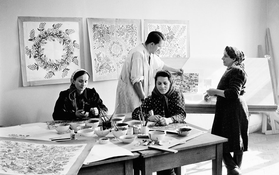 Kurs malowania w Instytucie Wzornictwa Przemysłowego dla twórczyń ludowych z Zalipia (w środku proje