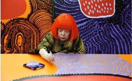 Yayoi Kusama pracująca nad „My Eternal Soul” (2009-21), 2017 ©Yayoi Kusama\Courtesy of Ota Fina Arts