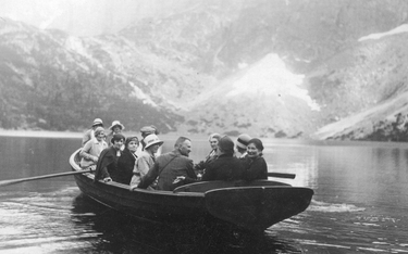 Grupa turystów podczas przejażdżki łodzią po Morskim Oku, czerwiec 1931 r.