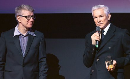 Baz Luhrmann (po prawej) na tegorocznym festiwalu EnergaCAMERIMAGE w Toruniu odbiera nagrodę za reży