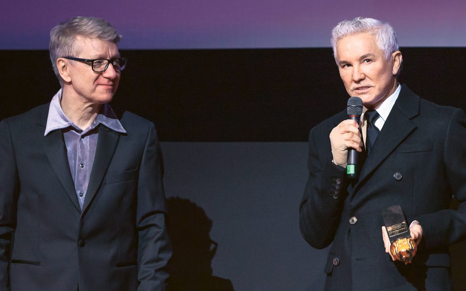 Baz Luhrmann (po prawej) na tegorocznym festiwalu EnergaCAMERIMAGE w Toruniu odbiera nagrodę za reży