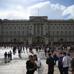 Przed Pałacem Buckingham w Londynie gromadzą się poddani królowej
