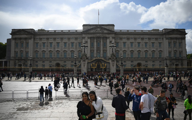 Przed Pałacem Buckingham w Londynie gromadzą się poddani królowej