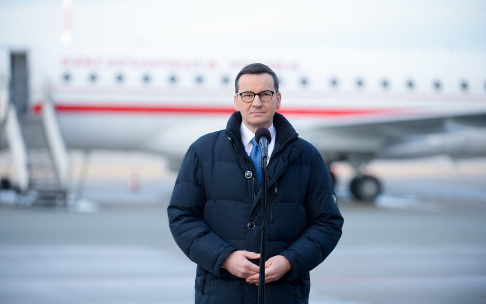 Premier Mateusz Morawiecki podczas konferencji prasowej w 1 Bazie Lotnictwa Transportowego w Warszaw