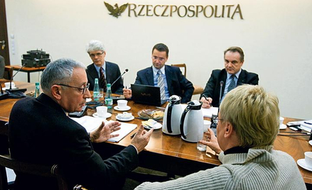 Uczestnicy debaty „Rz” (od lewej w głębi) Mirosław Gronicki, Janusz Jankowiak, Waldemar Pawlak oraz 
