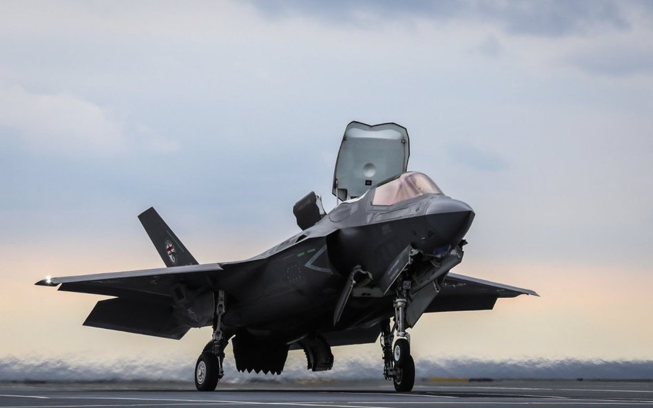 Brytyjski F-35B podczas procedury pionowego startu. Fot. Royal Navy/Crown Copyright.