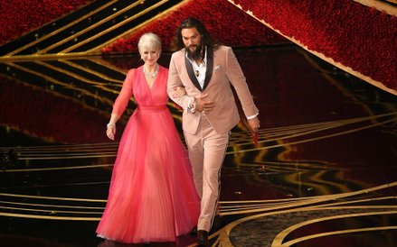 Helen Mirren nie kryła radości, że Jason Momoa - podobnie jak ona - wystąpił na różowo
