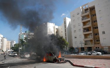 Płonący pojazd w izraelskim mieście Aszkelon po wystrzeleniu rakiet ze Strefy Gazy