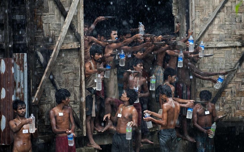 4 czerwca, Birma. Porzuceni przez przemytników, dryfujący na prowizorycznych łodziach bez jedzenia i