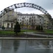 Słynna instalacja została ogrodzona metalowym płotem