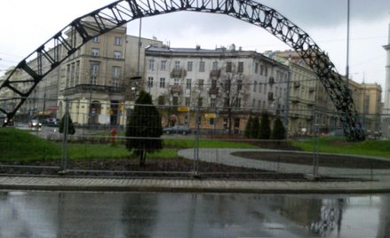 Słynna instalacja została ogrodzona metalowym płotem