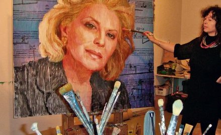 U Olgi Wolniak zamówiono portret Elżbiety Pendereckiej. Powstał na podstawie oficjalnej fotografii