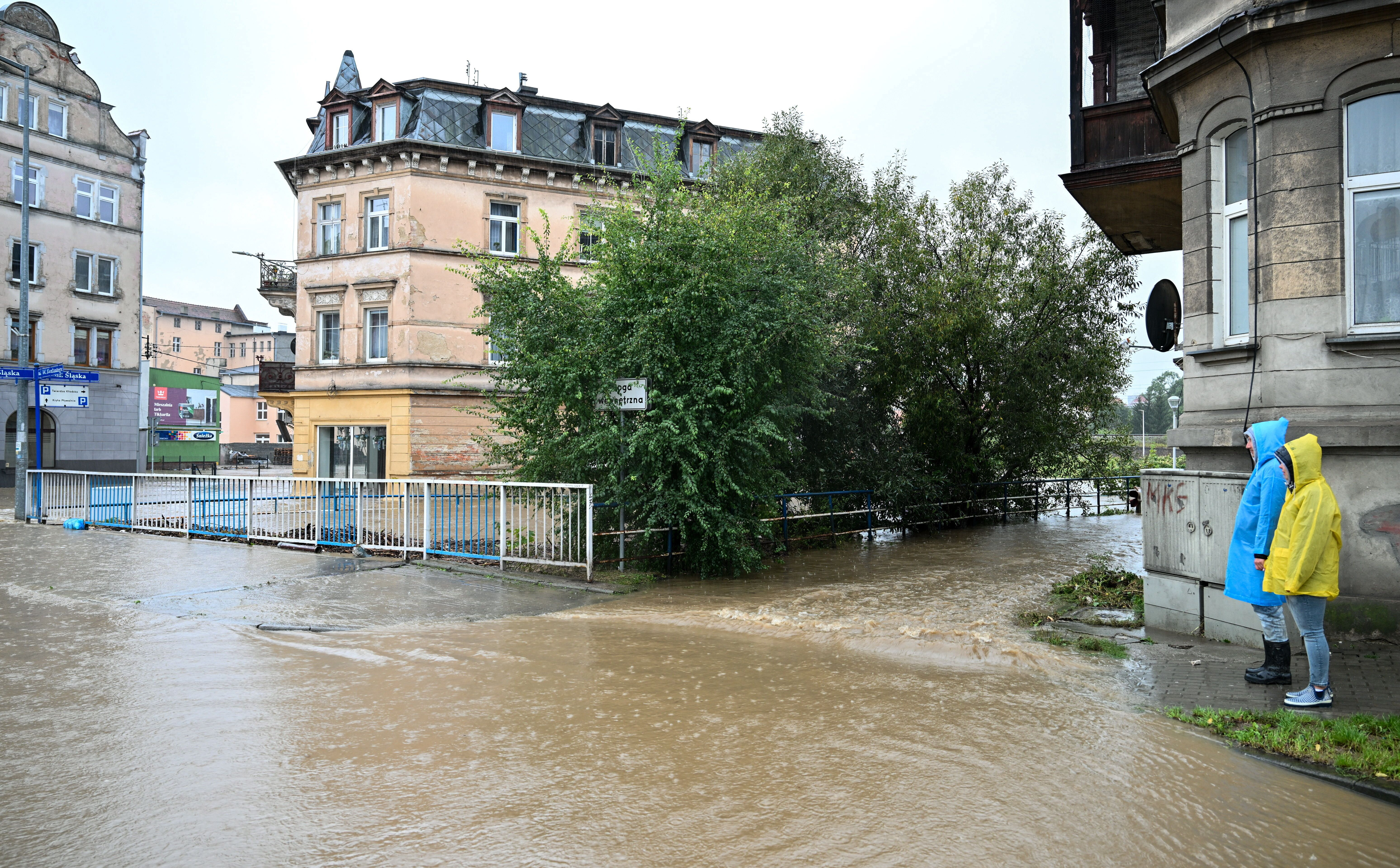 Powódź w Polsce. Woda w centrum Kłodzka ma choćby 1,5 metra głębokości