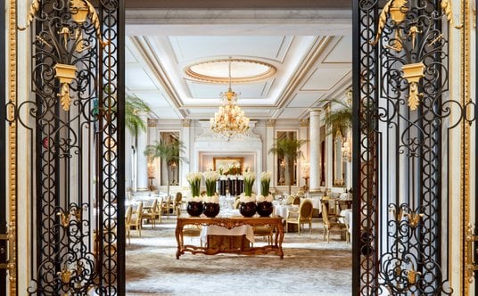 Le Cinq, trzygwiazdkowa (od 10 lat) restauracja serwująca nowoczesną kuchnię francuską.
