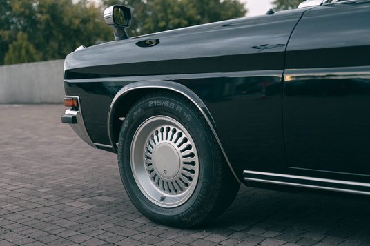 W wyposażeniu dodatkowym jest szyty na wymiar pokrowiec i oryginalne maty do zabezpieczenia zabudowy