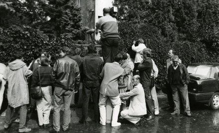 Wrzesień 1992 roku, dziennikarze przed domem Jaroszewiczów