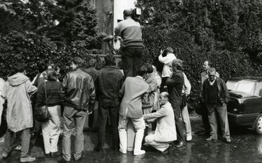 Wrzesień 1992 roku, dziennikarze przed domem Jaroszewiczów