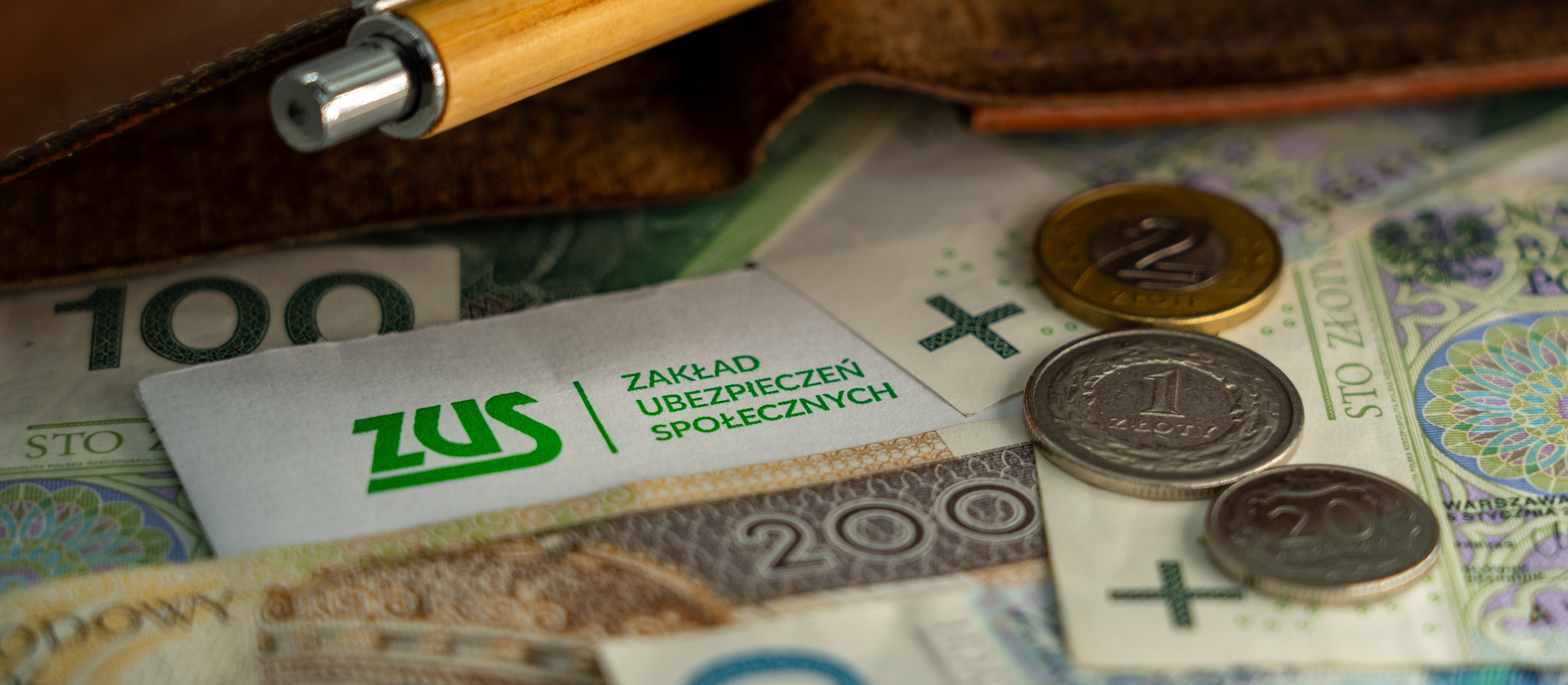 3701 zł albo minimum 1978 zł. Renta rodzinna czy własna emerytura. ZUS wyjaśnia, co się bardziej opłaca