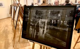 Fotograf wykorzystał technikę wielokrotnej ekspozycji naświetlania w klatce, posiłkując się zdjęciam