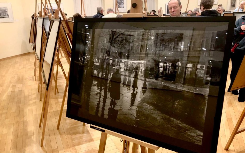 Fotograf wykorzystał technikę wielokrotnej ekspozycji naświetlania w klatce, posiłkując się zdjęciam