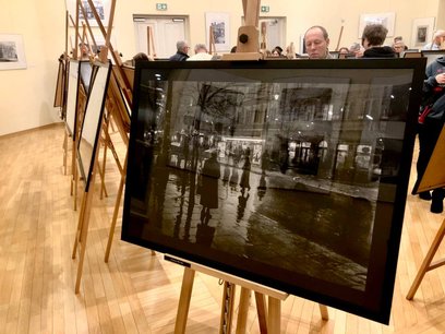 Fotograf wykorzystał technikę wielokrotnej ekspozycji naświetlania w klatce, posiłkując się zdjęciam