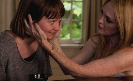 Mia Wasikowska (Agatha) i Julianne Moore (Havana) w „Mapach gwiazd”. Film od piątku w kinach