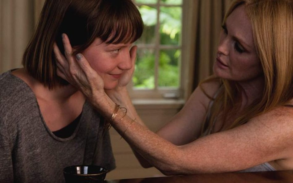 Mia Wasikowska (Agatha) i Julianne Moore (Havana) w „Mapach gwiazd”. Film od piątku w kinach