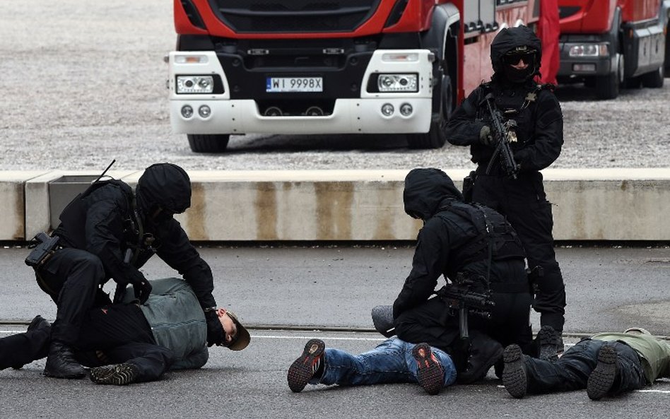 Walka z terroryzmem – za i przeciw
