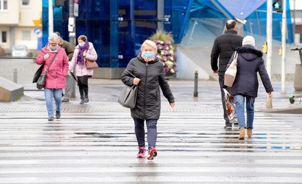 Luzowanie obostrzeń. Kiedy zniesiony zostanie nakaz noszenia maseczek na zewnątrz?